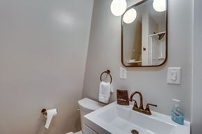 Spacious Massanutten Retreat w/ Hot Tub & Games