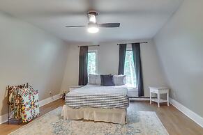 Spacious Massanutten Retreat w/ Hot Tub & Games