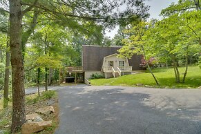 Spacious Massanutten Retreat w/ Hot Tub & Games