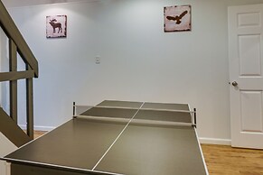 Spacious Massanutten Retreat w/ Hot Tub & Games