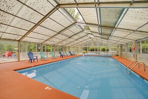 Pet-friendly Creekside Cabin w/ Pool Access!