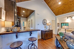 Modern-rustic Glenville Cabin: Golf, Hike + Unwind