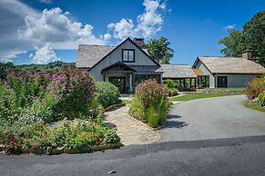 Modern-rustic Glenville Cabin: Golf, Hike + Unwind