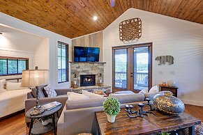 Modern-rustic Glenville Cabin: Golf, Hike + Unwind