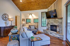Modern-rustic Glenville Cabin: Golf, Hike + Unwind