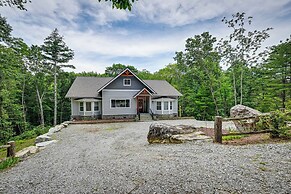 6 Mi to Dtwn Cashiers: Spacious Home w/ Deck