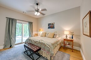 6 Mi to Dtwn Cashiers: Spacious Home w/ Deck