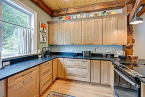 6 Mi to Dtwn Cashiers: Spacious Home w/ Deck