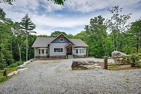 6 Mi to Dtwn Cashiers: Spacious Home w/ Deck