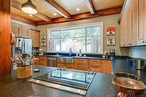 6 Mi to Dtwn Cashiers: Spacious Home w/ Deck