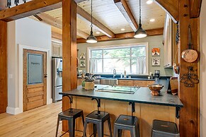 6 Mi to Dtwn Cashiers: Spacious Home w/ Deck