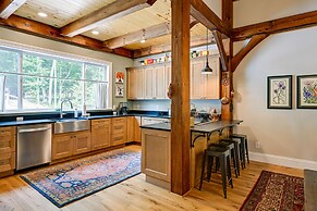 6 Mi to Dtwn Cashiers: Spacious Home w/ Deck