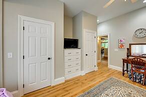 6 Mi to Dtwn Cashiers: Spacious Home w/ Deck