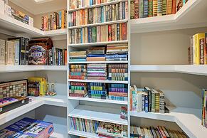 6 Mi to Dtwn Cashiers: Spacious Home w/ Deck