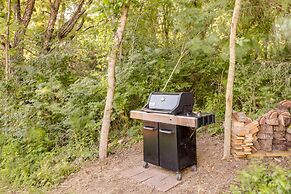 Serene Kentucky Cabin w/ Fireplace + Fire Pit!