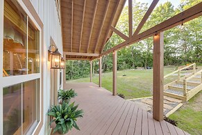 Serene Kentucky Cabin w/ Fireplace + Fire Pit!