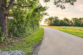 Serene Kentucky Cabin w/ Fireplace + Fire Pit!