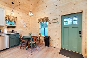Serene Kentucky Cabin w/ Fireplace + Fire Pit!