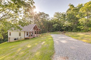 Serene Kentucky Cabin w/ Fireplace + Fire Pit!