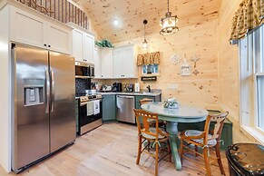 Serene Kentucky Cabin w/ Fireplace + Fire Pit!