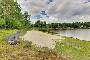 Stunning Tobyhanna Home w/ Lake Access + Kayaks!