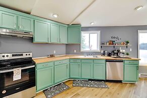 Stunning Tobyhanna Home w/ Lake Access + Kayaks!