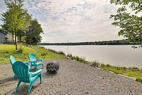 Stunning Tobyhanna Home w/ Lake Access + Kayaks!
