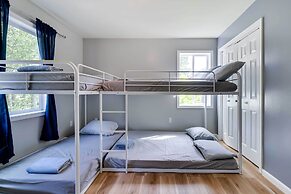 Stunning Tobyhanna Home w/ Lake Access + Kayaks!