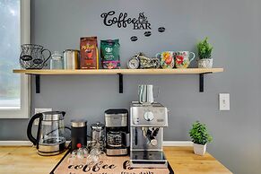 Stunning Tobyhanna Home w/ Lake Access + Kayaks!