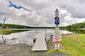 Stunning Tobyhanna Home w/ Lake Access + Kayaks!