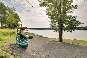 Stunning Tobyhanna Home w/ Lake Access + Kayaks!