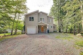Stunning Tobyhanna Home w/ Lake Access + Kayaks!