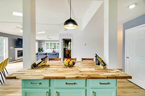 Stunning Tobyhanna Home w/ Lake Access + Kayaks!