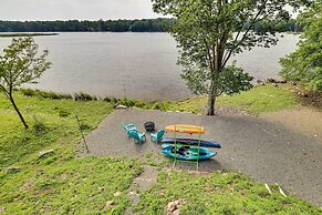 Stunning Tobyhanna Home w/ Lake Access + Kayaks!