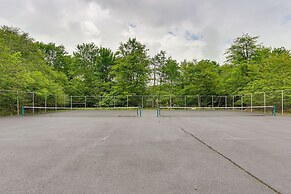 Stunning Tobyhanna Home w/ Lake Access + Kayaks!