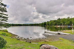 Stunning Tobyhanna Home w/ Lake Access + Kayaks!