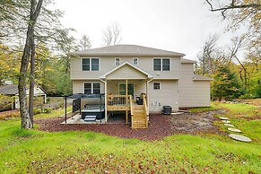 Hot Tub + Lake Access: Spacious Tobyhanna Home
