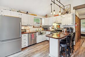 Tobyhanna Home w/ Fire Pits - 9 Mi to Kalahari!