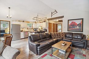 Tobyhanna Home w/ Fire Pits - 9 Mi to Kalahari!