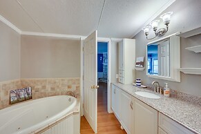 Dock, Deck & Kayaks: Home on Cedar Creek Reservoir