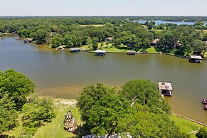 Dock, Deck & Kayaks: Home on Cedar Creek Reservoir