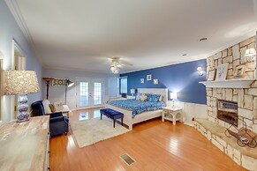 Dock, Deck & Kayaks: Home on Cedar Creek Reservoir