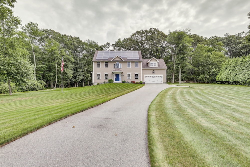 Spacious Connecticut Home - Deck, Grill & Fire Pit
