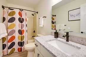 Newly Renovated Bartlett Condo w/ Mountain Views!
