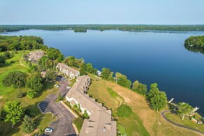 Lakefront Birchwood Condo w/ Pool & Hot Tub!