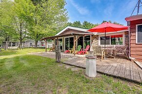 Gladwin Lakefront Cottage w/ Deck, Grill!