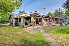 Gladwin Lakefront Cottage w/ Deck, Grill!