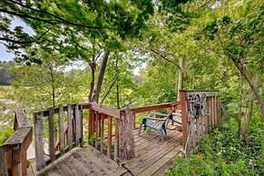 Gladwin Lakefront Cottage w/ Deck, Grill!