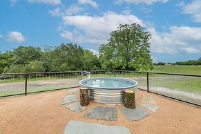 'the Hideaway' Secluded & Spacious Schulenburg Gem