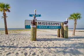 Sunny Gulfport Vacation Rental: Walk to Beaches!